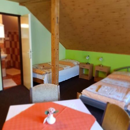 Guest House Pod Lesem Merklin 外观 照片