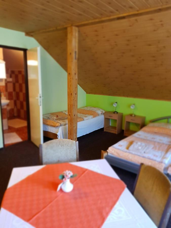 Guest House Pod Lesem Merklin 外观 照片