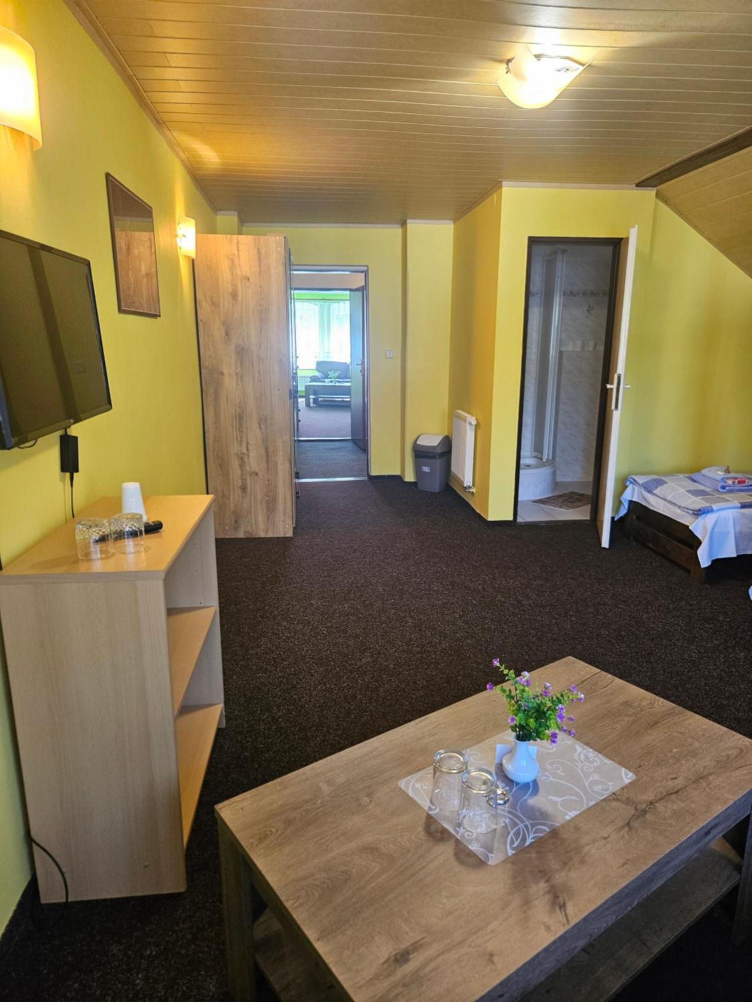 Guest House Pod Lesem Merklin 外观 照片
